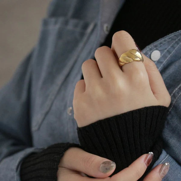 Japanese ring- stainless steel gold baguette ring